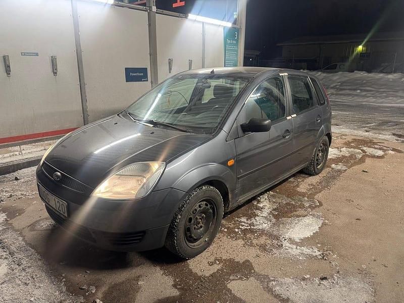 Grå metallic Begagnad 2004 Ford Fiesta Halvkombi | 13 500 kr (Marknadspris) - Bild 1/3