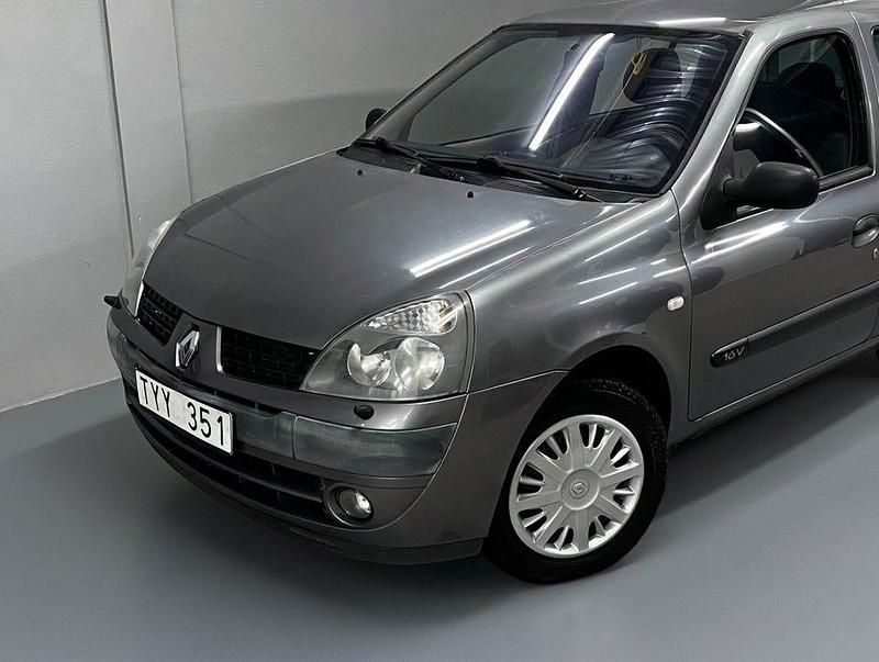 Begagnad Renault Clio II 75 HK (55 kW) 2002 Mörkgrå Halvkombi