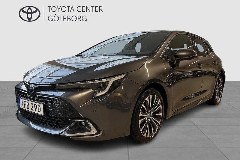 Mörkgrå Begagnad 2024 Toyota Corolla Hybrid Style Halvkombi | 274 900 kr (Marknadspris) - Bild 1/4