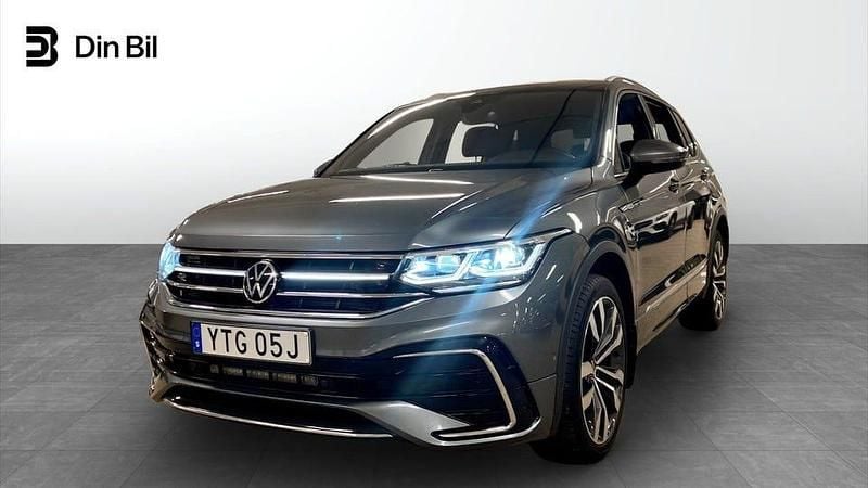 Grå Begagnad 2022 VW Tiguan Allspace R-line SUV | 359 800 kr (Marknadspris) - Bild 1/4