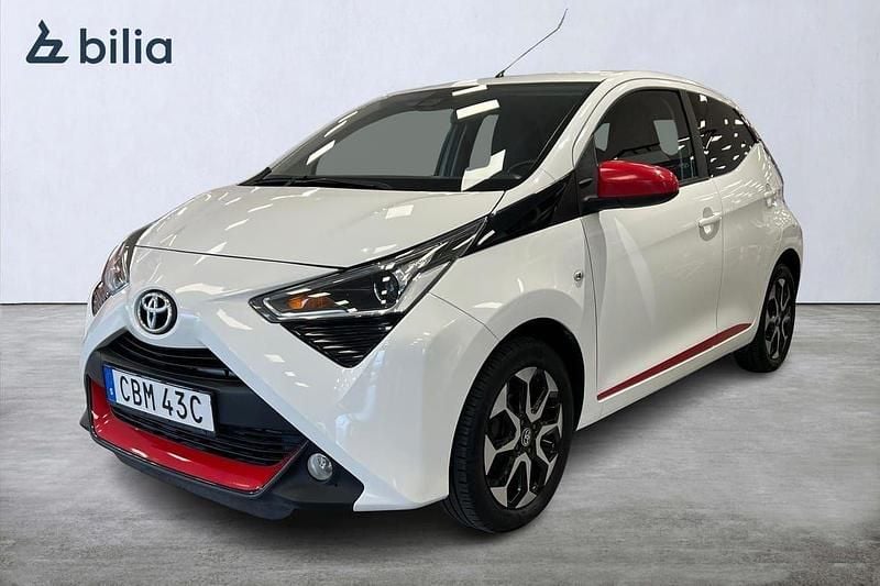 Vit Begagnad 2019 Toyota Aygo X-play Halvkombi | 119 900 kr (Marknadspris) - Bild 1/3
