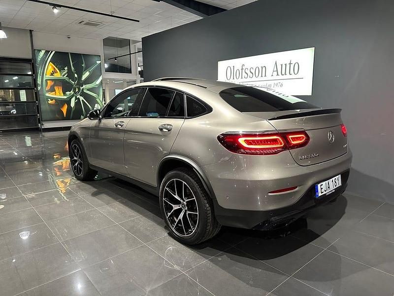 Begagnad Mercedes GLC300 AMG line Plus 320 HK (235 kW) 2023 Mojavesilver met Sportkupé