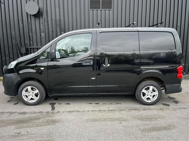 Svart Begagnad 2015 Nissan NV200 Van | 65 000 kr (Marknadspris) - Bild 1/4