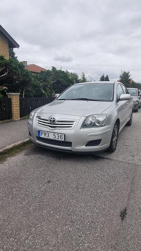 Silver Begagnad 2007 Toyota Avensis Sedan | 39 000 kr (Marknadspris) - Bild 1/4