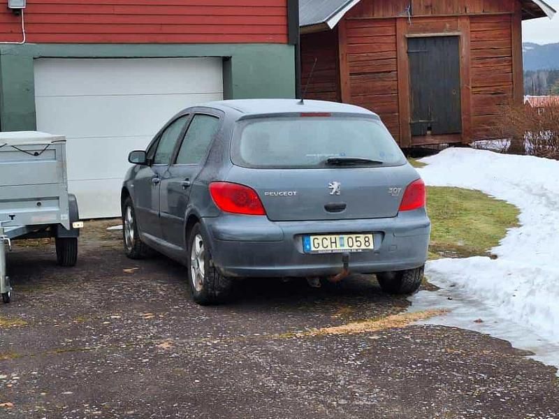 Grå Begagnad 2008 Peugeot 307 Halvkombi | 27 000 kr (Marknadspris) - Bild 1/4