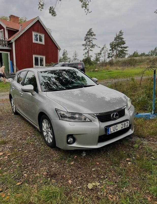 Begagnad 2011 Lexus CT200h Halvkombi | 75 000 kr (Superpris) - Bild 1/4