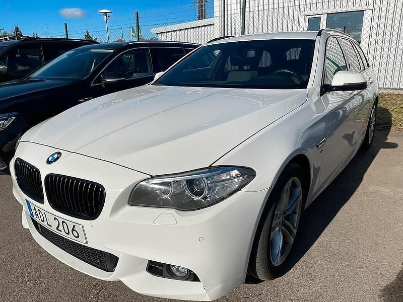 Vit Begagnad 2016 BMW 520 M Sport Kombi | 199 000 kr (Dyr) - Bild 1/2