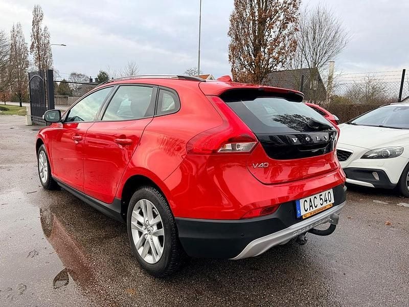 Begagnad Volvo V40 120 HK (88 kW) 2017 Röd Halvkombi