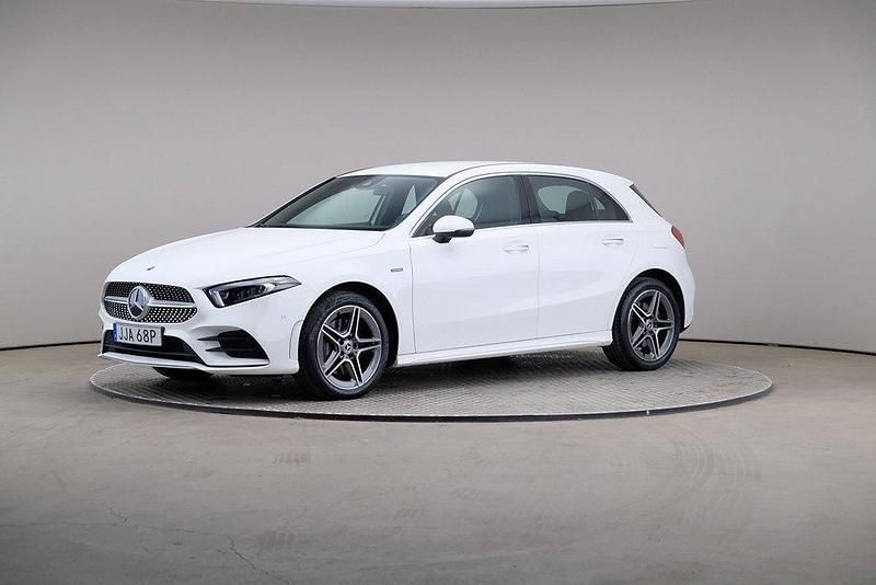 Vit Begagnad 2020 Mercedes A250 AMG line Sedan | 269 000 kr (Marknadspris) - Bild 1/4