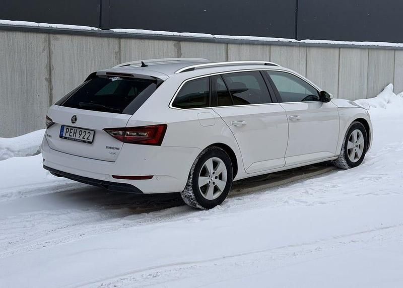 Begagnad Skoda Superb LAURIN & KLEMENT 190 HK (139 kW) 2017 Vit Kombi