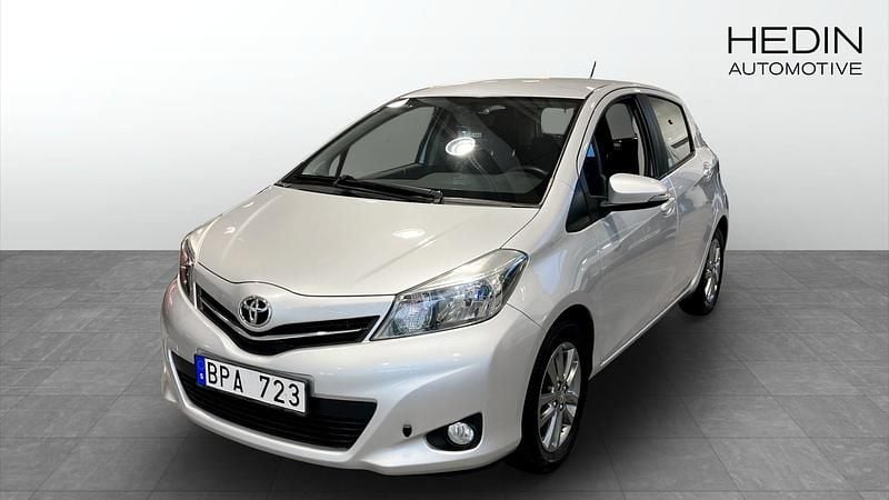 Silver Begagnad 2013 Toyota Yaris Halvkombi | 69 900 kr (Bra pris) - Bild 1/4