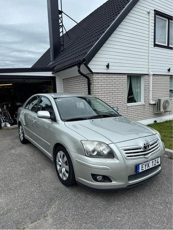 Silver Begagnad 2007 Toyota Avensis Halvkombi | 47 000 kr (Marknadspris) - Bild 1/4
