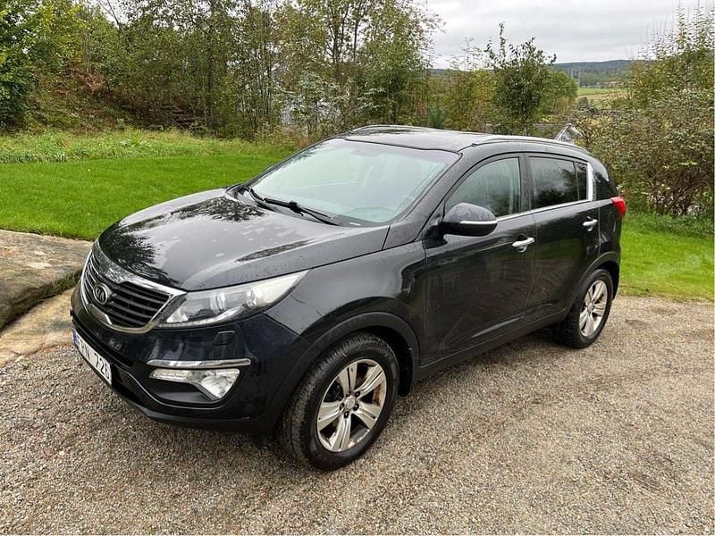 Svart Begagnad 2012 Kia Sportage Comfort SUV | 67 900 kr (Marknadspris) - Bild 1/4