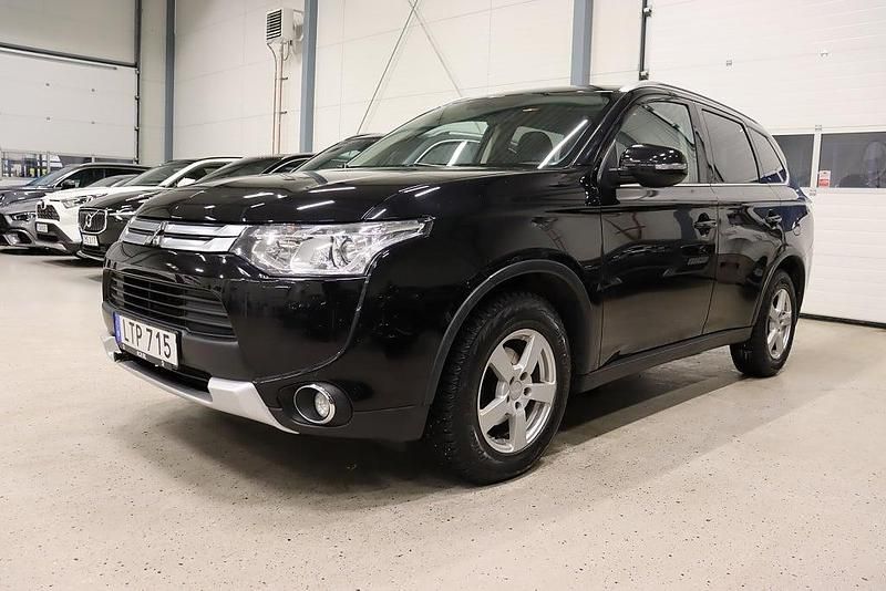 Svart Begagnad 2015 Mitsubishi Outlander SUV | 159 900 kr (Marknadspris) - Bild 1/4