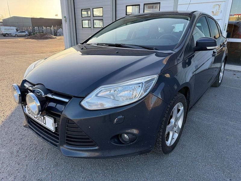 Grå Begagnad 2013 Ford Focus Trend Halvkombi | 39 900 kr - Bild 1/4