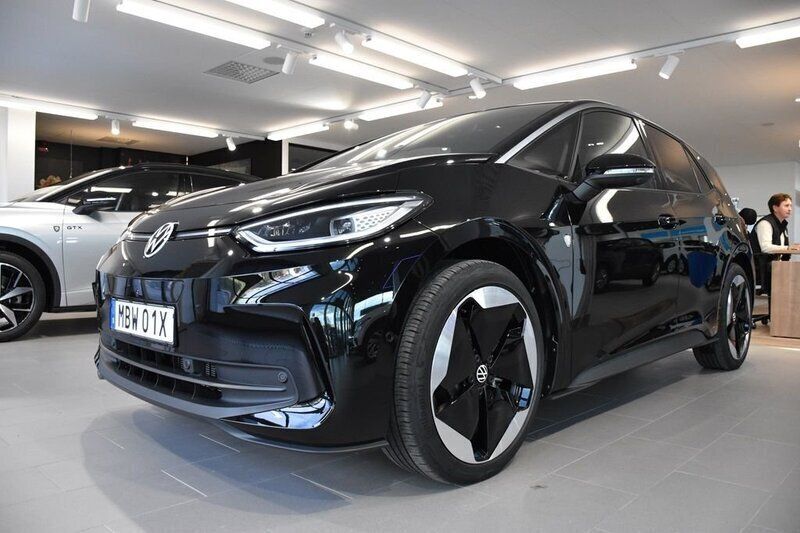 Svart Begagnad 2023 VW ID.3 Pro Performance Halvkombi | 449 800 kr - Bild 1/4