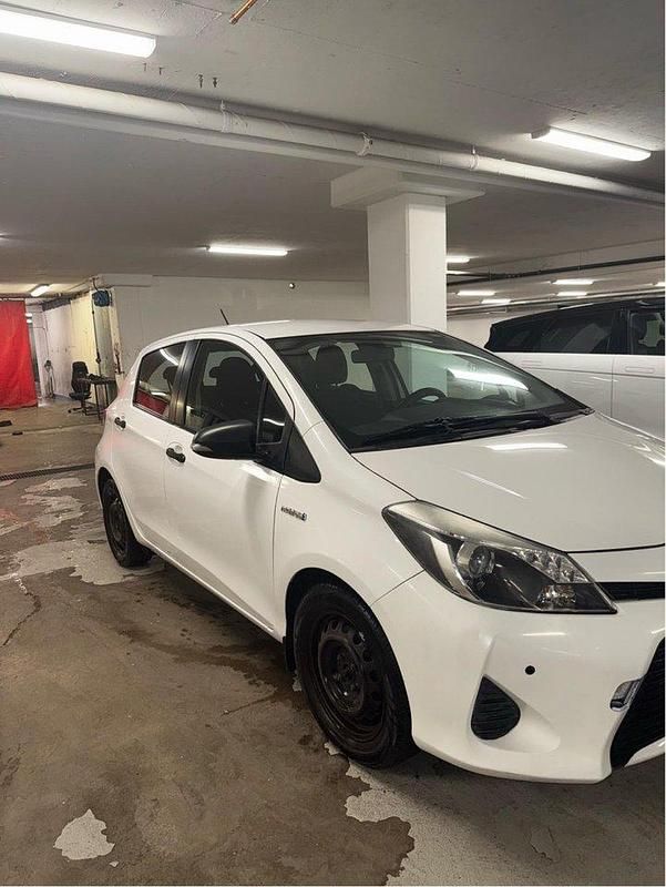 Vit Begagnad 2014 Toyota Yaris Hybrid Life Halvkombi | 73 000 kr (Marknadspris) - Bild 1/4