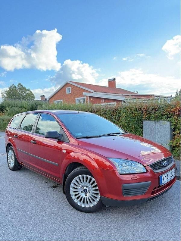 Röd Begagnad 2006 Ford Focus Kombi | 25 000 kr (Marknadspris) - Bild 1/4