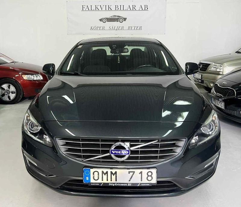 Grå Begagnad 2014 Volvo S60 Momentum Sedan | 134 900 kr (Marknadspris) - Bild 1/4