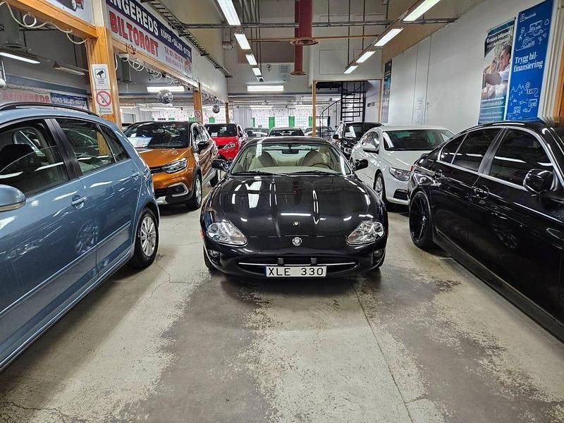 Begagnad Jaguar XK 284 HK (208 kW) 1997 Svart Sportkupé