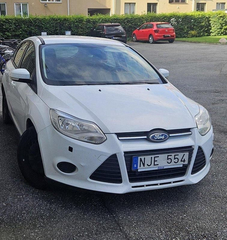 Vit Begagnad 2013 Ford Focus Halvkombi | 42 000 kr (Bra pris) - Bild 1/4