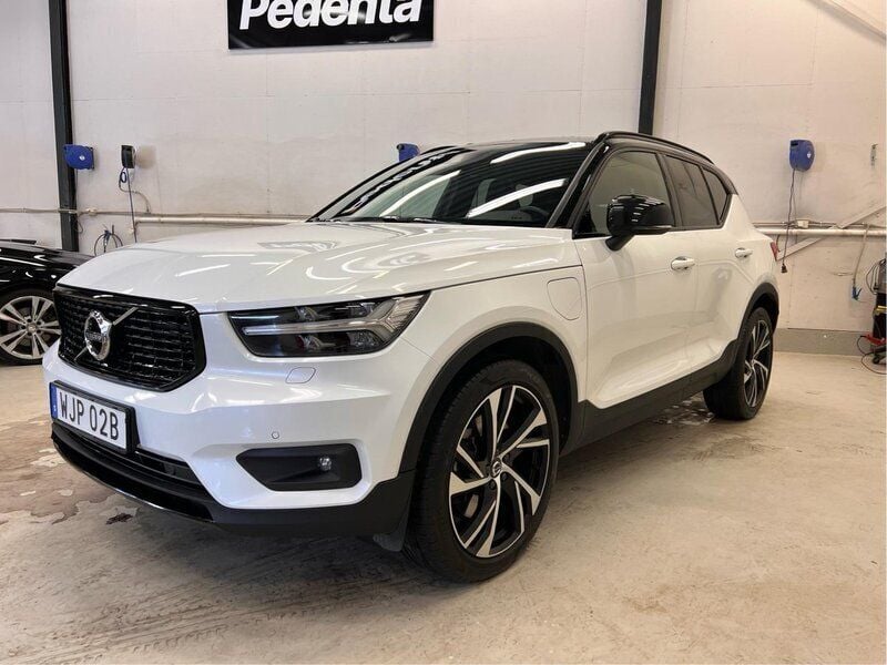 Vit Begagnad 2021 Volvo XC40 R-Design SUV | 339 000 kr (Marknadspris) - Bild 1/4