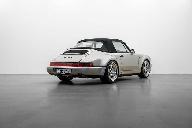 Begagnad Porsche 911 Carrera 250 HK (183 kW) 1992 Zermatt silver metallic / svart top Cab