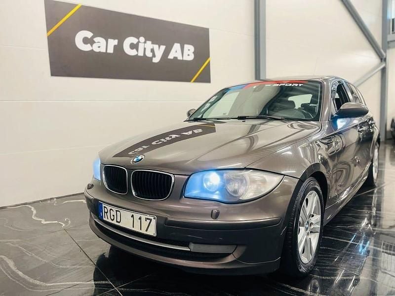 Brun Begagnad 2008 BMW 118 Advantage Halvkombi | 29 900 kr (Marknadspris) - Bild 1/4