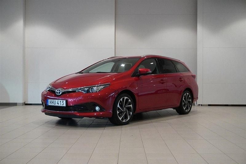 Mörkröd Begagnad 2016 Toyota Auris Active Kombi | 119 900 kr (Bra pris) - Bild 1/4
