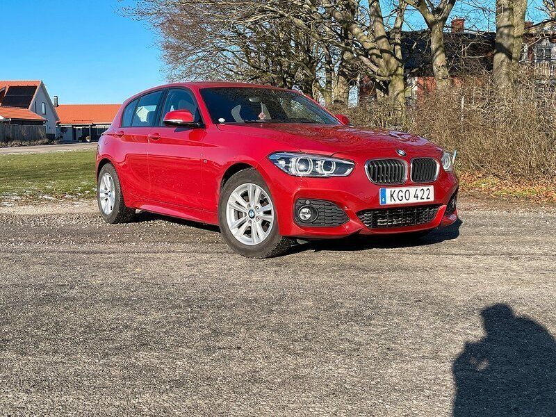 Röd Begagnad 2017 BMW 118 M Sport Halvkombi | 169 900 kr (Marknadspris) - Bild 1/4