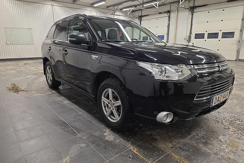 Begagnad Mitsubishi Outlander P-HEV 121 HK (88 kW) 2014 Svart SUV