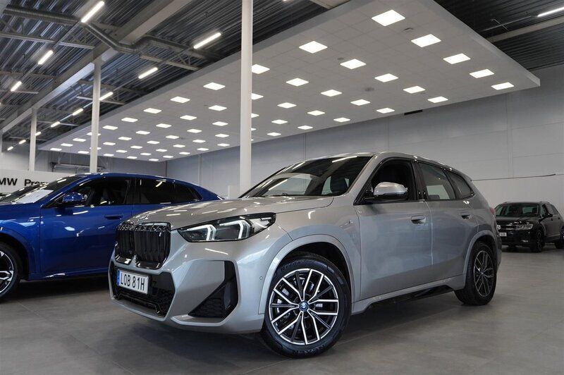 Silver Begagnad 2023 BMW iX1 M Sport SUV | 479 900 kr (Bra pris) - Bild 1/4