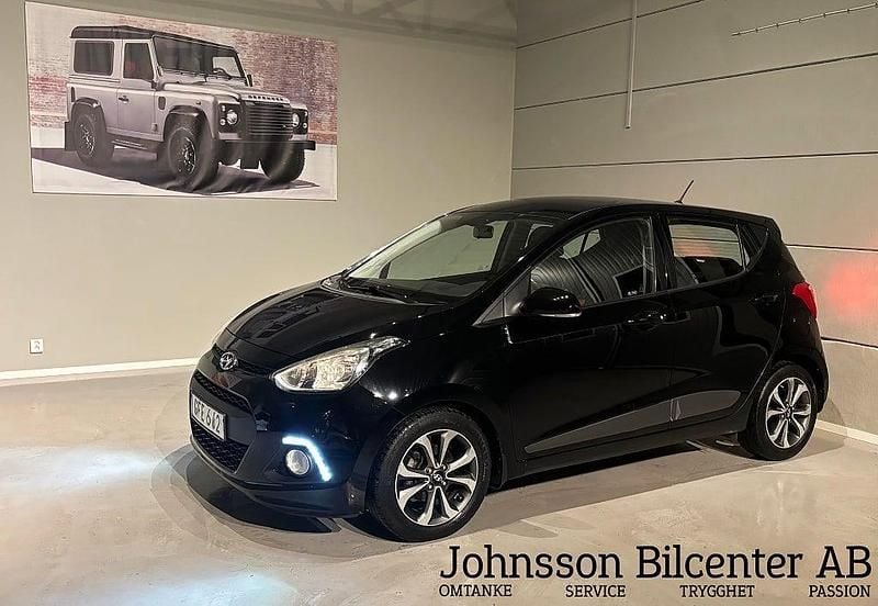 Svart Begagnad 2014 Hyundai i10 Premium Halvkombi | 77 000 kr (Marknadspris) - Bild 1/4