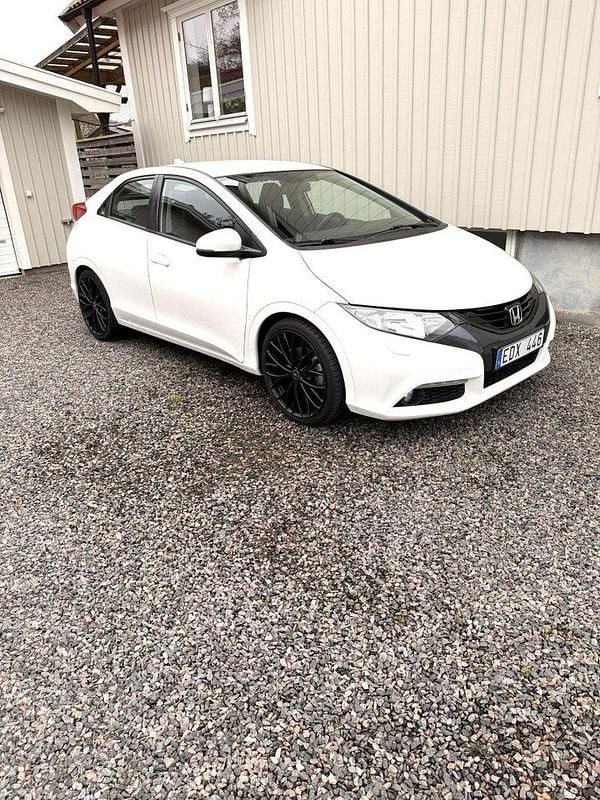 Vit Begagnad 2013 Honda Civic Sport Halvkombi | 89 000 kr (Marknadspris) - Bild 1/4