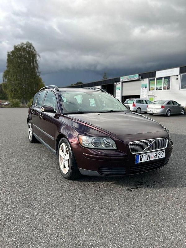 Mörkröd (röd) Begagnad 2005 Volvo V50 Kombi | 29 999 kr (Marknadspris) - Bild 1/4