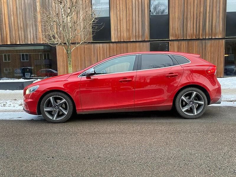Begagnad Volvo V40 R-Design 116 HK (85 kW) 2013 Röd Halvkombi