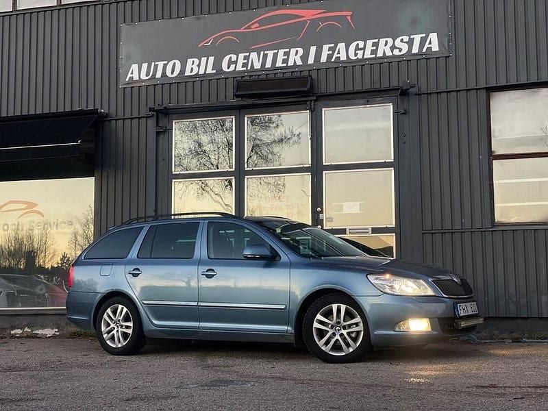Ljusgrå Begagnad 2012 Skoda Octavia Elegance Kombi | 44 900 kr (Marknadspris) - Bild 1/4