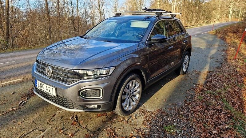Grå Begagnad 2018 VW T-Roc SUV | 168 000 kr (Marknadspris) - Bild 1/4