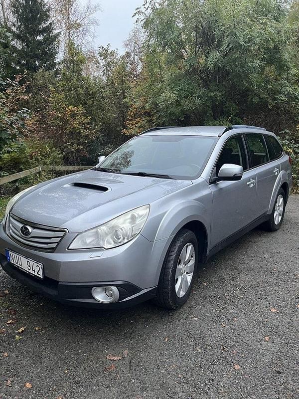 Silver Begagnad 2012 Subaru Outback SUV | 98 000 kr (Marknadspris) - Bild 1/4