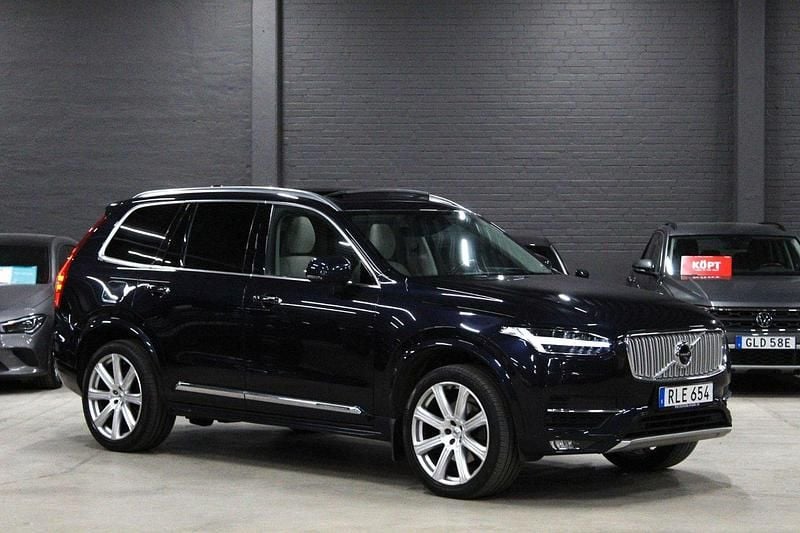 Mörkblå (blå metallic) Begagnad 2019 Volvo XC90 Inscription SUV | 449 900 kr (Marknadspris) - Bild 1/4