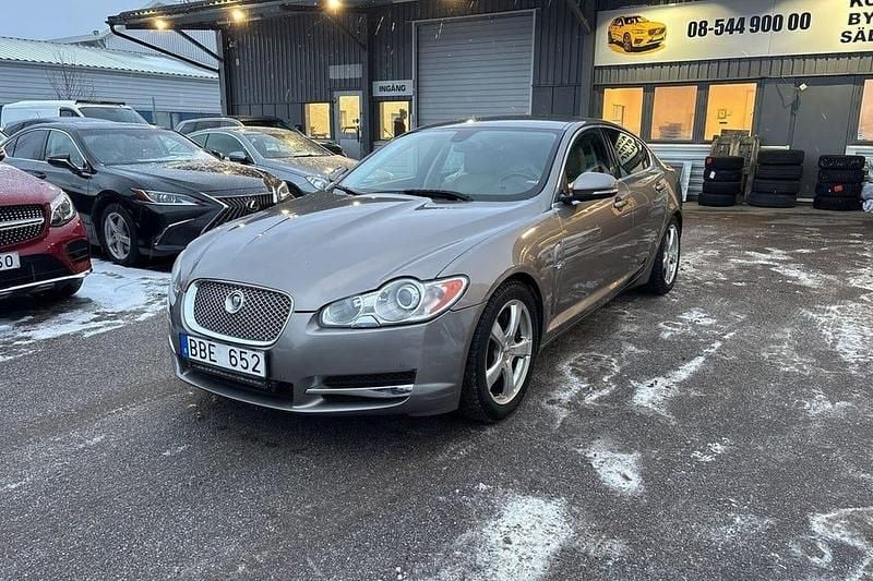 Begagnad Jaguar XF 241 HK (177 kW) 2011 Gråmetallic Sedan