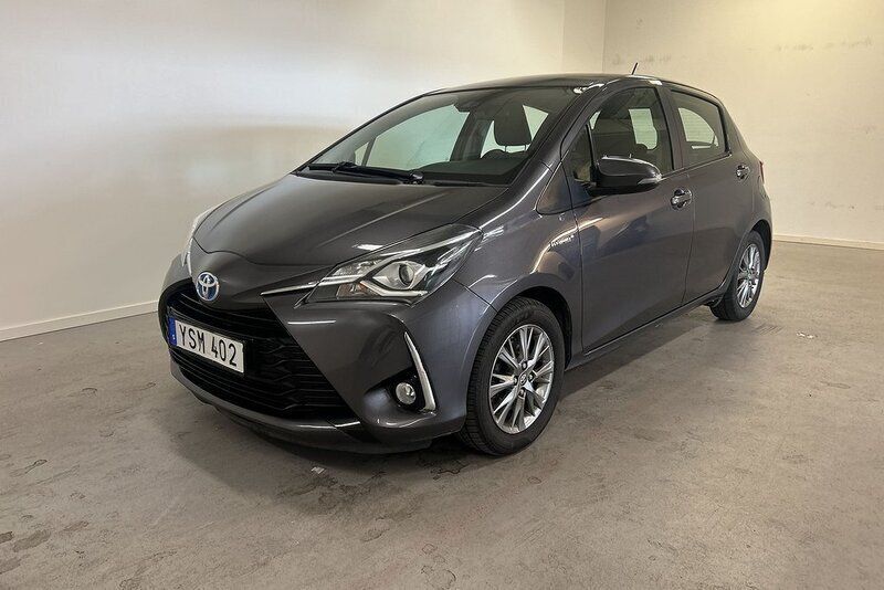 Grå Begagnad 2017 Toyota Yaris Hybrid Active Halvkombi | 149 900 kr (Marknadspris) - Bild 1/4