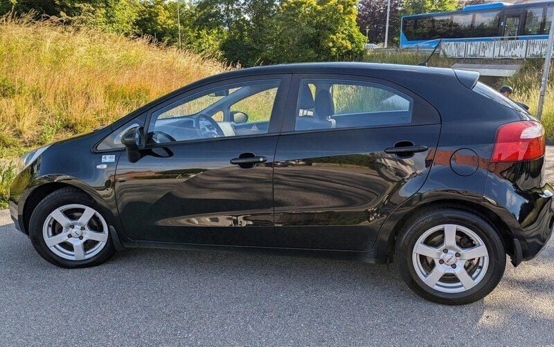 Svart Begagnad 2012 Kia Rio Halvkombi | 60 000 kr (Marknadspris) - Bild 1/4