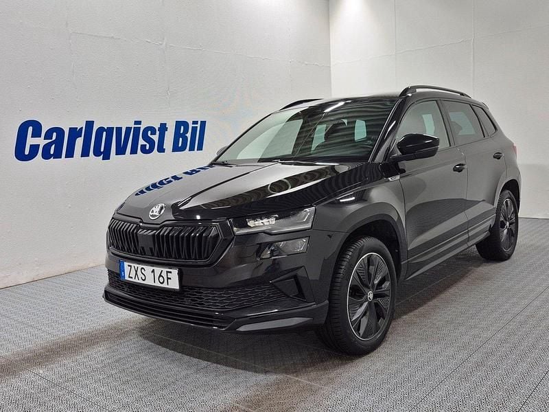 Svart (black magic metallic) Begagnad 2023 Skoda Karoq SportLine SUV | 375 000 kr (Lite dyr) - Bild 1/4