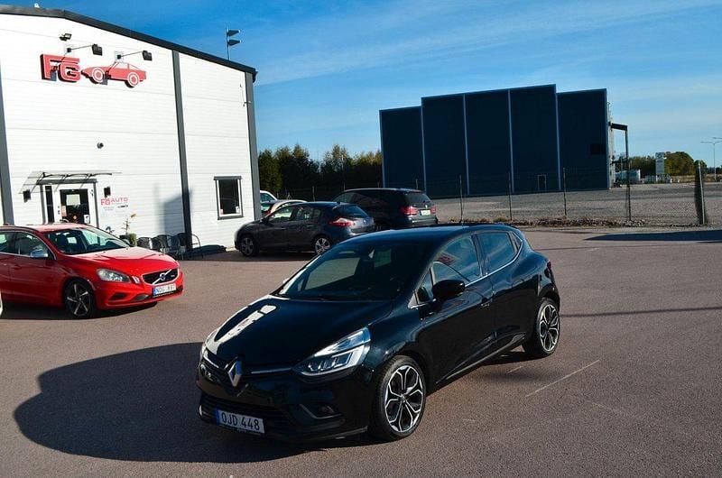 Svart Begagnad 2016 Renault Clio IV Intens Halvkombi | 78 900 kr (Marknadspris) - Bild 1/4