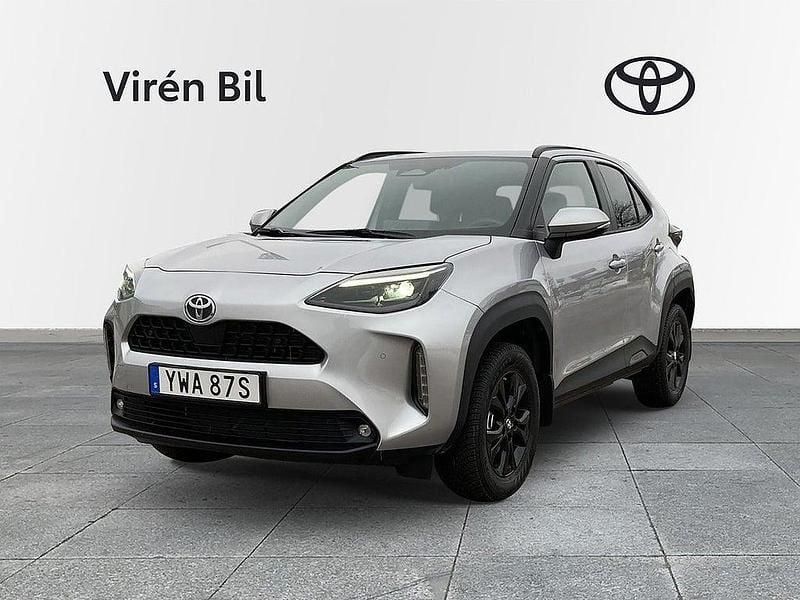 Silver Ny 2025 Toyota Yaris Cross Active SUV | 329 500 kr (Marknadspris) - Bild 1/4