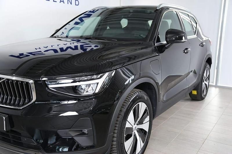 Begagnad Volvo XC40 Core 214 HK (157 kW) 2023 Svart SUV