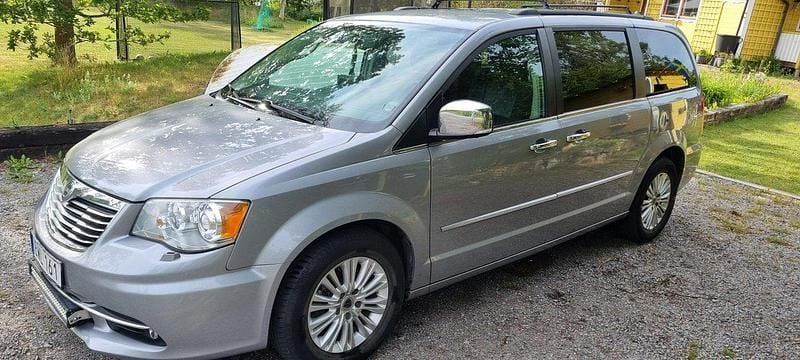 Grå Begagnad 2015 Lancia Voyager Minibuss | 125 000 kr (Superpris) - Bild 1/4