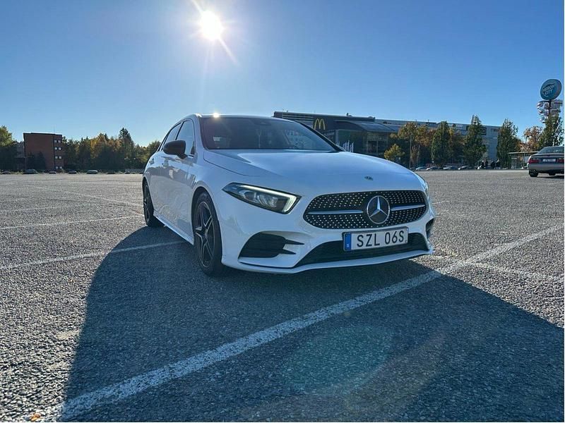 Vit Begagnad 2020 Mercedes A180 AMG Halvkombi | 249 900 kr (Marknadspris) - Bild 1/4