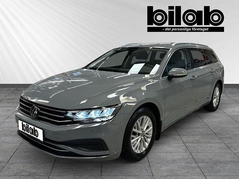 Grå (moonstone grey) Begagnad 2022 VW Passat Kombi | 269 000 kr (Marknadspris) - Bild 1/4